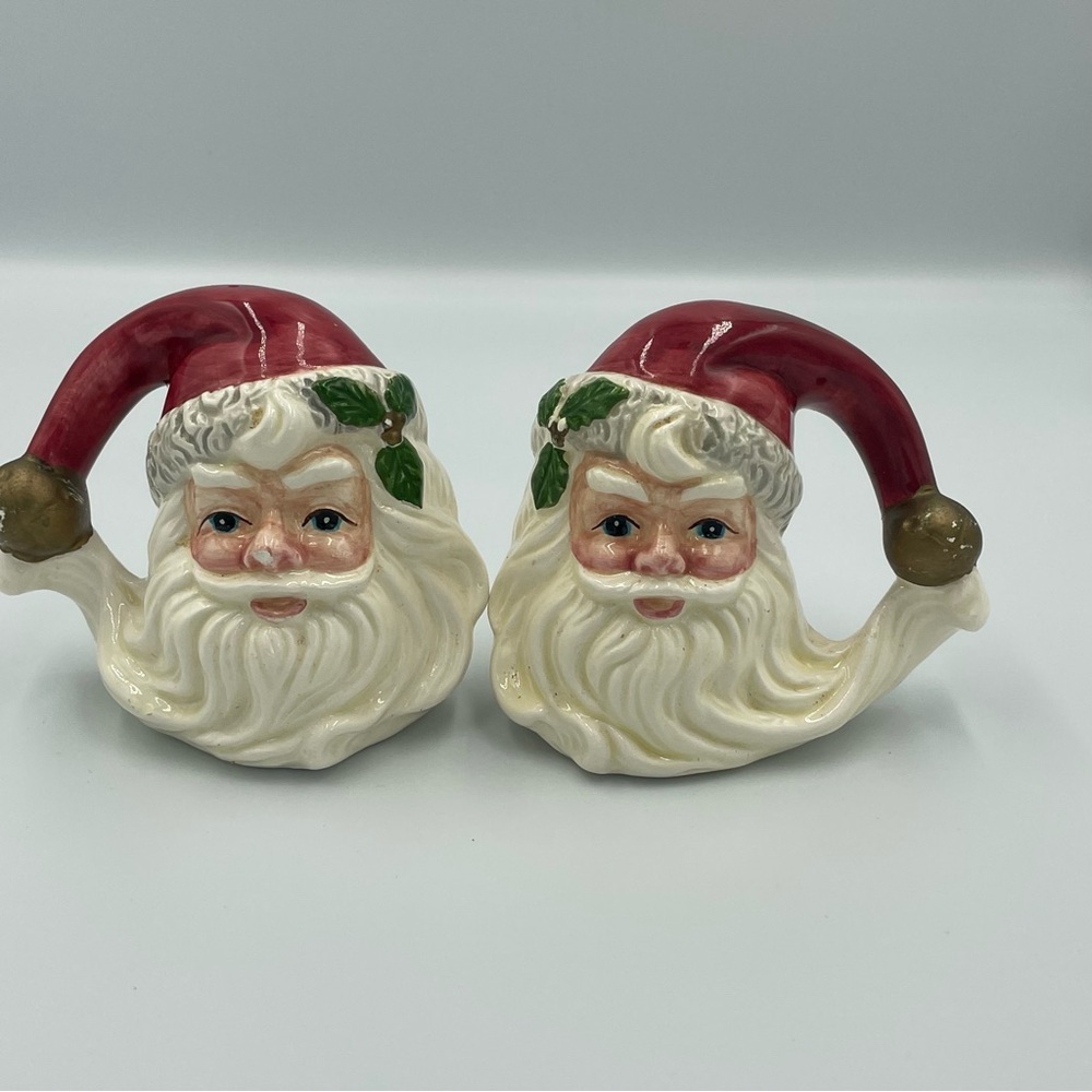 Vintage Santa Claus Holiday Salt and Pepper-shakers- Pre-owned. Paint scratches.